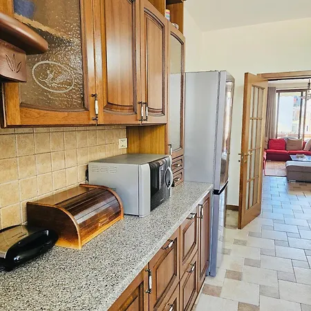 Spacious 3Br Apartment For 8 With 2 Balconies Tirana