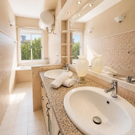 Spacious 3Br Apartment For 8 With 2 Balconies