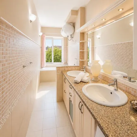 Spacious 3Br Apartment For 8 With 2 Balconies ティラナ