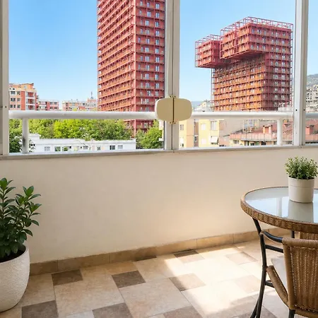 Spacious 3Br Apartment For 8 With 2 Balconies *