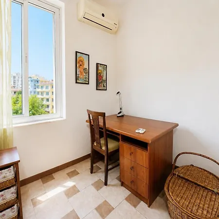 Spacious 3Br Apartment For 8 With 2 Balconies